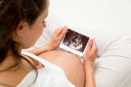 Photo femme enceinte avec échographie dans les mains